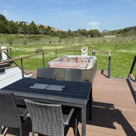 Boat House Gecko Vakantiehuis Pula