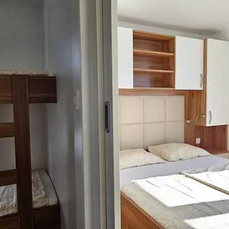 Boat House Gecko Pula